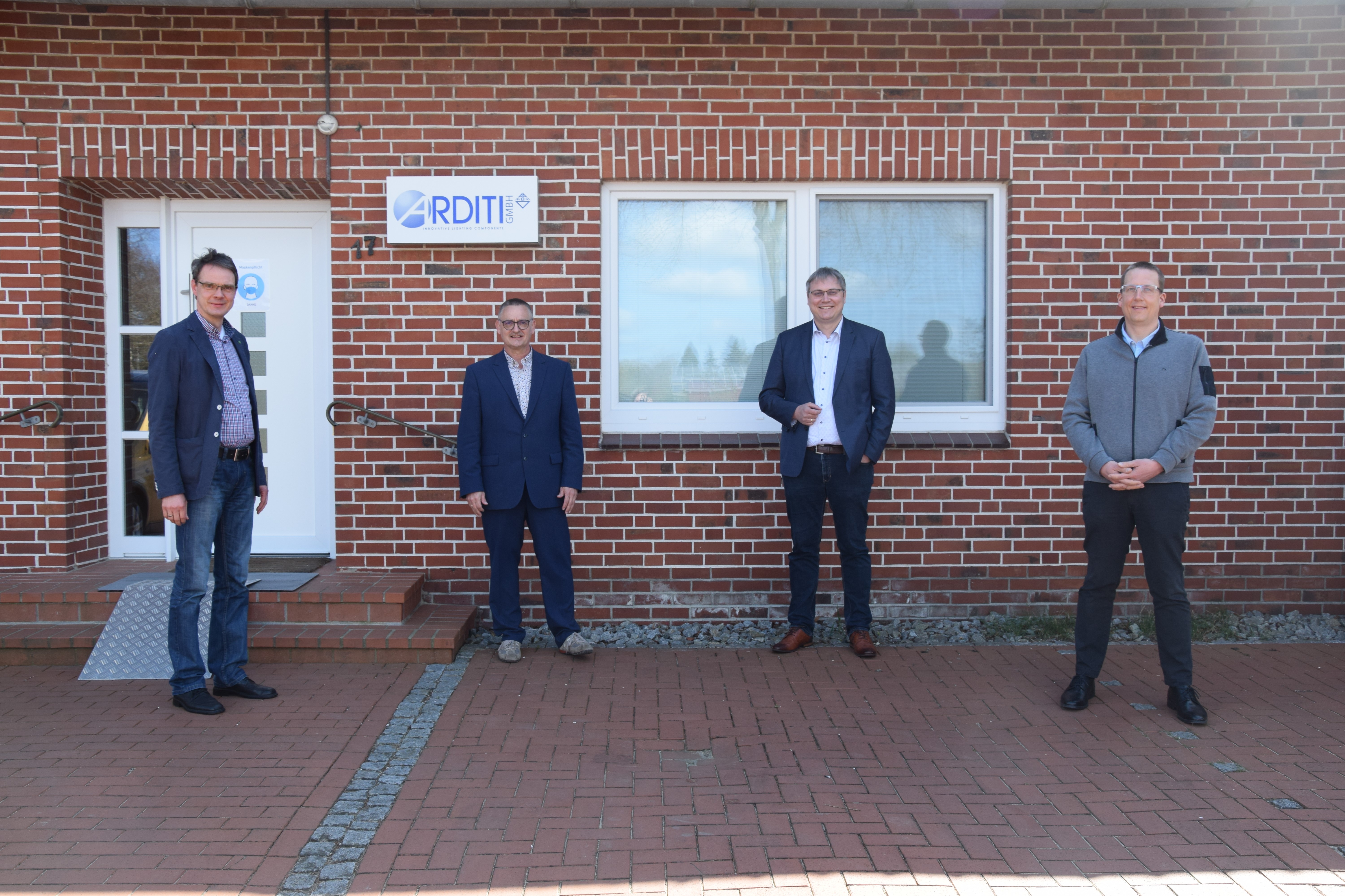 Arditi-Geschäftsführer Ingo Schneider (2. v. l.) gab Landratskandidat Marco Prietz (2. v. r.), Geestequelles CDU-Chef Marco Noetzelmann (1. v. r.) und dem Ebersdorfer Ratsmitglied Jens Meyer (1. v. l.) einen Einblick in sein Unternehmen. Arditi-Geschäftsführer Ingo Schneider (2. v. l.) gab Landratskandidat Marco Prietz (2. v. r.), Geestequelles CDU-Chef Marco Noetzelmann (1. v. r.) und dem Ebersdorfer Ratsmitglied Jens Meyer (1. v. l.) einen Einblick in sein Unternehmen.